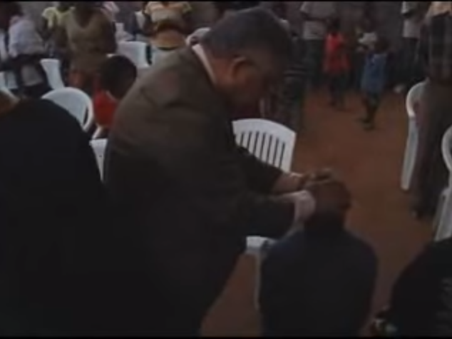 Pastor Jonas orando pelos necessitados.